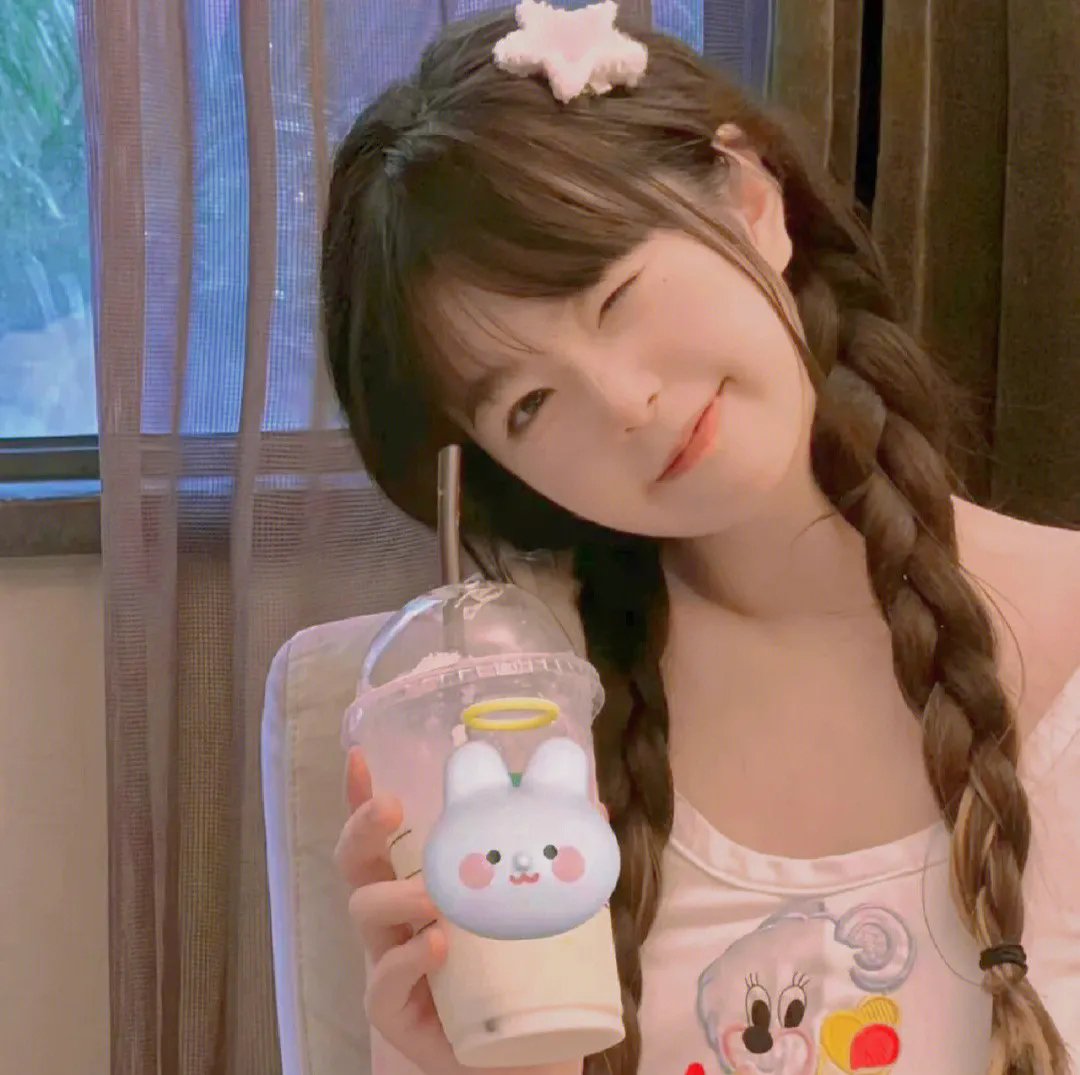 三女性